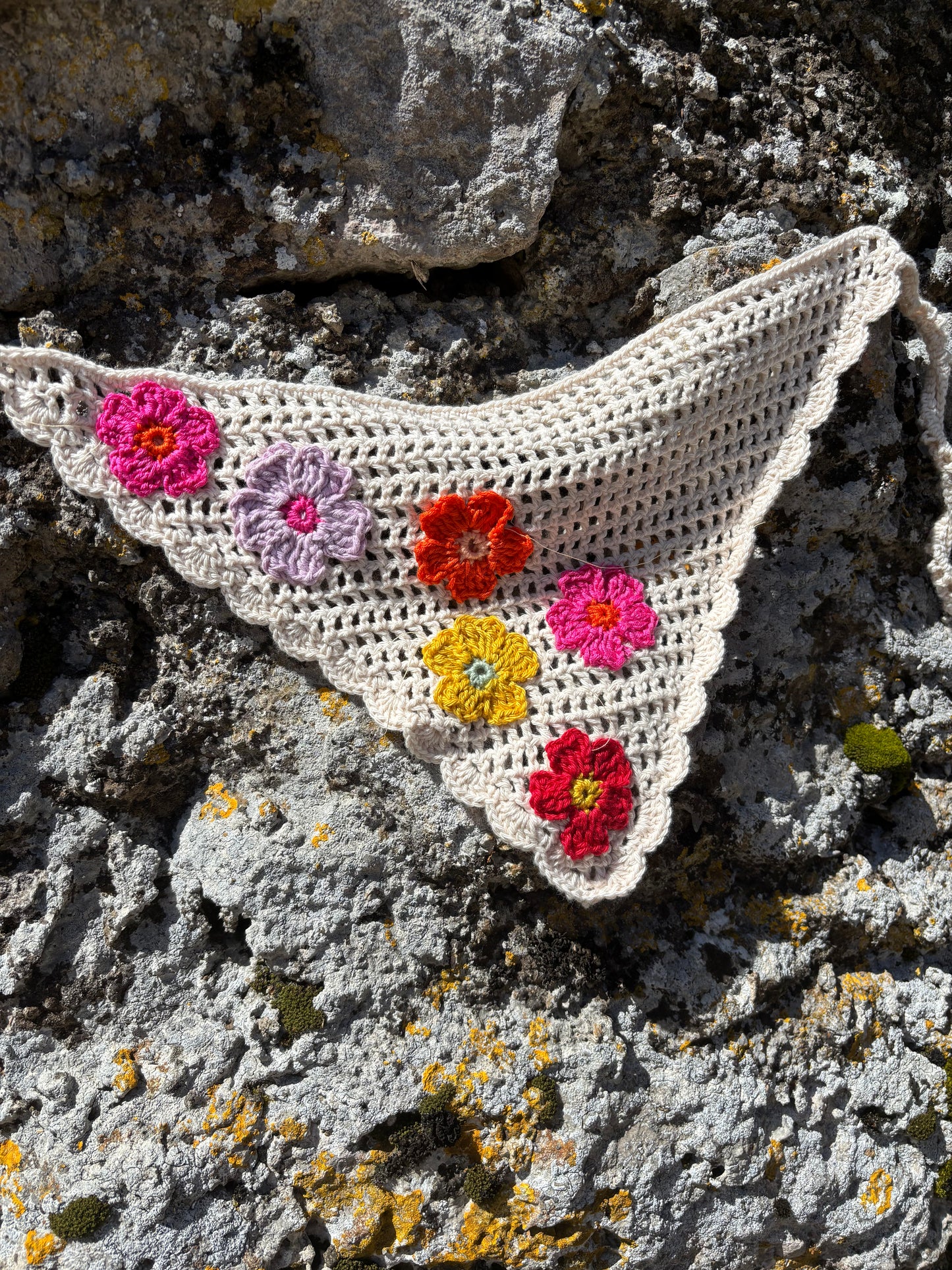Bandana fleuri fait main au crochet